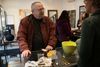 Her ses Lars Brock hos Ravsmeden i Aarhus, hvor han får testet ægtheden af en ravkæde, som han har købt hos Lauritz.com.