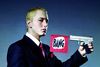 Eminem anno 2004. Det afblegede hår, han i sin tid fik lavet i en brandert, var stadig hans image, men på pressebillederne skiftede han tøjstil. I stedet for at iklæde sig en T-shirt viste han sig frem i skjorte, slips og jakkesæt. I teksterne fyrede han ukvemsord af sted mod alle mulige – og sig selv. Foto: Universal Music