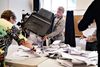 Straks valgstederne var lukket, gik de valgtilforordnede i gang med stemmeoptællingen som her på Rosenvangskolen i Aarhus-forstaden Viby. Foto: Christian Klindt Sølbeck