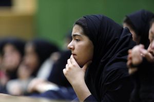 Alene tirsdag er 35 skoleelever blevet behandlet for forgiftninger i Iran, rapporterer iransk nyhedsbureau.