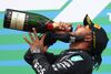Skål! Lewis Hamilton fejrer sin sejr på Nürburgring i Tyskland. Foto: Matthias Schrader/Reuters