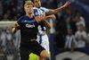 FCK's målscorer Andreas Cornelius i hovedstødsduel med Portos Ivan Marcano. Foto: Paulo Duarte/AP