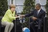 Det var tydeligt, at forbundskansler Angela Merkel og og tidligere præsident Barack Obama var på bølgelængde under arrangementet ved Brandenburger Tor. Foto: Gero Breloer/AP