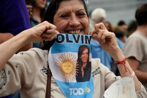 Argentinas polariserende og korruptionsanklagede vicepræsident, Cristina Fernández de Kirchner, oplever massiv politisk opbakning, efter at hun i torsdags på heldigste vis overlevede et attentatforsøg. I fredags gik titusindvis på gaden i Buenos Aires for at vise deres opbakning. 