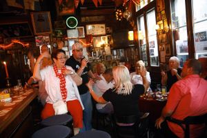 Der er plads til lidt af hvert på Rooie Nelis, som er et af Amsterdams legendariske brune værtshuse. Foto: Yadid Levy