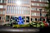 Blomster uden politigården i Göteborg. Foto: Björn Larsson Rosvall/TT/Ritzau Scanpix