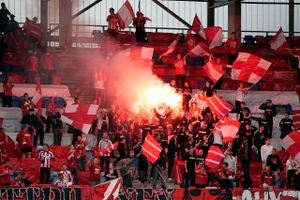 Der blev affyret kanonslag og romerlys forud for pokalfinale i Esbjerg. Politiet melder om aggressive fans.