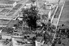 Sådan her så Tjernobyl-atomkraftværket ud, efter at reaktor 4 var eksploderet. I dag er reaktoren indkapslet. Foto: AP
