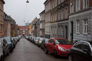 Teknik og Miljø vil fastholde den nuværende ordning med betalingsparkering, også for beboerne i midten af Aarhus. SF og Venstre vil undersøge muligheden for fri beboerlicens i området.