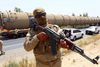En kurder agerer vagt, da nyt udstyr ankommer til Kalak raffinaderiet i udkanten af Irbil i Irak.