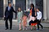 David Cameron forlader for sidste gang Downing Street nummer 10 med sin kone Samantha og børnene Nancy, Florence og Elwen (fra venstre). Arkivfoto: Frank Augstein/AP