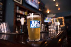 Et af USA's mest populære bryggerier er havnet midt i et opgør om amerikansk identitet. Det hele begyndte, da bryggeriet sendte en dåse øl til en transkvinde. Nu skyder vrede kunder med automatvåben efter Bud Light-øllen.