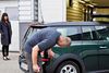 Når leasingbilen afleveres, bliver den grundigt gennemgået for skader og skavanker, og det kan betale sig at forberede afleveringen. Her er det Peter Green fra FDM, som besigtiger Heidi Reinholdts Mini Cooper Clubman, som hun afleverer efter tre års privatleasing. Fotos: Jens Overgaard