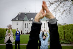 Aarhus Kommune har finansieret 47 lokale initiativer, som skal modvirke ensomhed blandt ældre i coronatiden. Blandt andet et mindfulnessforløb i slotshaven ved Marselisborg Slot.