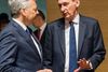 Den britiske udenrigsminister Philip Hammond taler med sin belgiske kollega Ddier Reynders under udenrigsministermødet i Luxembourg. Foto: Charles Caratini/AP