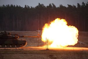 Danske officerer udgør en væsentlig del af bemandingen i hovedkvarteret på Natos nordøstlige flanke. Her er krigen de seneste 15 måneder rykket foruroligende tæt på.    
