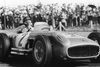 Juan Manuel Fangio i sin Formel 1-bil under et løb i 1955.