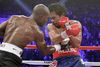 Manny Pacquiao (th.) har accepteret at få lidt mindre end Mayweather for at bokse kampen. Det vurderes dog, at han stadig vil tjene godt 500 mio. kr.
