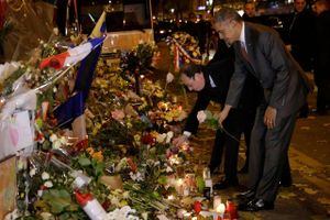 Barack Obama og hans franske kollega Francois Hollande lagde blomster ved spillestedet Bataclan, da den amerikanske præsident kom til Paris for at deltage i klimatopmødet. Foto: Philippe Wojazer/AP 
