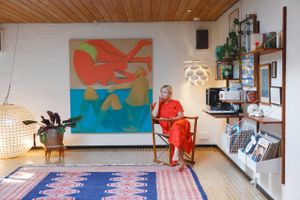 Når Sofie Stavnager Heissel køber møbler eller kunst, ryster vennerne på hovedet, men bagefter kan de godt se, hvor hun ville hen. Kom indenfor i den arkitekttegnede villa i Hadsund, der er fyldt med dansk design, international kunst og humoristiske indslag. 
