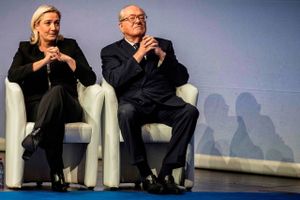 Jean-Marie Le Pen ses her i 2014 i selskab med datteren Marine Le Pen. Arkivfoto: Jeff Pachoud/AFP