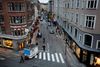 Værnedamsvej ligger lige på kommunegrænsen mellem København og Frederiksberg, og hvis Frederiksberg lukker ned, må butikker og caféer på den side af vejen lukke, men der er åbent på den anden side. Arkivfoto: Martin Lehmann