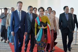 Aung San Suu Kyi forlader Myanmar for at imødegå anklagerne i Den Internationale Domstol i Haag. Foto: Thet Aung/Ritzau Scanpix