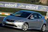 Honda Civic tilbyder høj kvalitet i et personligt design. Mest populær er 1,8 Sport-udgaven med fem døre. Men denne hidsige Type R med 200 skrigende heste er også derude. Den kan fås til omkring 180.000 kr. og byder på al den sport og dynamik, som hjertet kan begære. Men knap så meget komfort ...