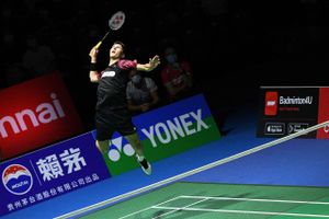 Viktor Axelsens hårde smash havde stor effekt mod Chou Tien Chen i VM-semifinalen i Tokyo.