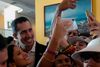 Tilhængere tager billeder med Juan Guaidó, inden han forlader et hotel i Salinas i Ecuador. Guaidó vil mandag vende hjem til Venezuela. Foto: Rodrigo Buendia/AFP