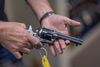 Den assisterende instruktør vidste ikke, at rekvisit-pistolen var skarpt ladt ifølge en ransagningskendelse, der er blevet indgivet ved en domstol i Santa Fe. Foto: David Mcnew/AFP