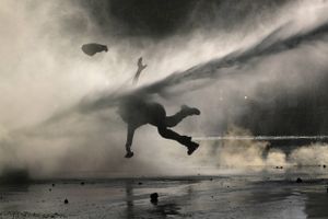 En demonstrant rammes af en vandkanon under efterårets omfattende social uro i Chile. Foto: AP/Fernando Llano