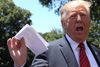 Donald Trump med det stykke papir, som ifølge præsidenten indeholder en aftale mellem USA og Mexico, som skal dæmme op for antallet af migranter fra Sydamerika, som rejser gennem Mexico og derpå forsøger at komme ind i USA. Foto: Leah Millis/Reuters
