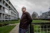 Ezzedine Azzan har boet 16 år i Gellerupparken og er fortørnet over, at kommunen vil rive flere blokke ned. Dels gør det ham utryg ikke at vide, om hans blok bliver jævnet med jorden, og dels mener han, at nedrivninger ikke løser problemerne. Foto: Casper Dalhoff