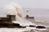Stormen Dennis har krævet sine første dødsofre i Storbritannien. Foto: Geoff Caddick/AFP