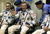 Den amerikanske astronaut Dan Burbank (i midten) sammen med sine russiske kolleger, Anton Shkaplerov (tv) og Anatolij Ivanishin, er på vej op for at afløse tre kolleger på den intarnationale rumstation. Foto: AP/Mikhail Metzel