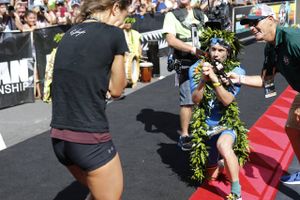 Efter at Patrick Lange havde vundet VM i Ironman i en rekordtid, gik han på knæ og friede til sin kæreste Julia Hofmann. Foto: Marco Garcia/AP