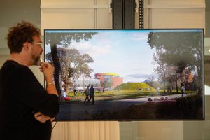 Aros skrev indtil for en uge siden, at ”The Next Level”-udvidelsen af kunstmuseet ville stå klar i 2023, mens Aarhus Kommune og andre aktører har haft 2025 som slutår.