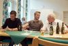 I DR2-serien "180 dage på plejehjem" flyttede en række studerende ind på et aarhusiansk plejehjem. Huslejen var nul kroner, og maden var gratis. Til gengæld skulle de være sammen med de ældre mindst en time om dagen. Pr-foto: DR