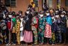 Skoleelever venter på åbningen af det nye skoleår i Burkina Fasos hovedstad, Ouagadougou. Det vestafrikanske land har de seneste år oplevet en stor stigning i antallet af angreb fra terrorgrupper, og den humanitære krisesituation i landet vokser drastisk. Foto: Olympia de Maismont/AFP