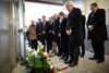 Tysklands politiske elite deltog torsdag aften i flere mindehøjtideligheder efter terrorangrebene i Hanau, bl.a. forbundspræsident Frank-Walter Steinmeier og Hessens ministerpræsident, Volker Bouffier (forrest). Foto: Guido Bergmann/Reuters