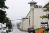”Lille Sibirien” kalder de lokale Clinton-fængslet i Dannemora i den nordlige del af staten New York. Det er et af USA’s maksimum-sikkerhedsfængsler, men alligevel lykkedes de to indsatte af flygte ved hjælp af kraftigt elværktøj. Nu undrer myndighederne sig over, hvor de har fået det fra? Foto: Mike Groll/AP