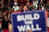 Trump mandag aften under et vælgermøde i El Paso, Texas. Præsidentens hovedbudskab var en gentagelse af hans løfte om at bygge en mur på grænsen til Mexico. Foto: Joe Raedle/AFP