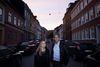 Beboerne i Sjællandsgade har svært ved at finde p-pladser i gaden. Nu glæder Birgitte Berg, Ole Mikkelsen og de andre beboere sig til at få indført parkeringszone. Foto: Jens Henrik Daugaard
