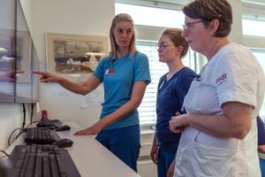 14 senge står tomme på de mave- og tarmkirurgiske sengeafsnit på Aarhus Universitetshospital. Årsagen er mangel på sygeplejersker med de nødvendige specialkompetencer. Tre sygeplejerske giver her et indblik i deres arbejde.