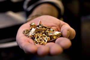 Der er travlt hos danske pantelånere. Flere og flere danskere indleverer smykker, ure og guld for at få udbetaling til en elregning eller en efterårsferie. 