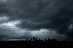 Mørke skyer trækker sammen over Kansas City i USA i maj i fjor, og kort tid efter rammes området af adskillige tornadoer. Foto: AP/Charlie Riedel
