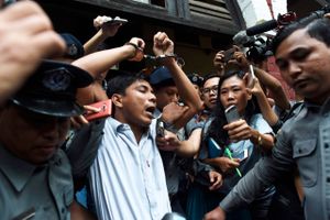 To journalister, som afslørede en landsbymassakre i Myanmar, blev mandag idømt syv års fængsel. Dommen falder sammen med voksende international kritik af landet og dets egentlige leder, Aung San Suu Kyi.