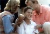 Monica Seles tager sig til nakken kort tid efter knivstikket.