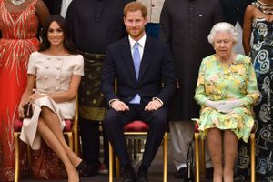 Beskyldninger om racisme i den britiske kongefamilien tages alvorligt og vil blive behandlet internt, lød det kortfattet fra dronningen tirsdag eftermiddag. 